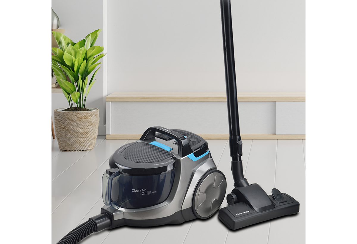 Δείχνει τη σκούπα σε σαλόνι